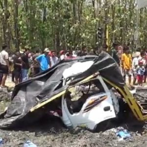 Kereta Api Sambar Truk di Lintasan Dua Spoor Terbuka, Sopir dan Kernet Kritis