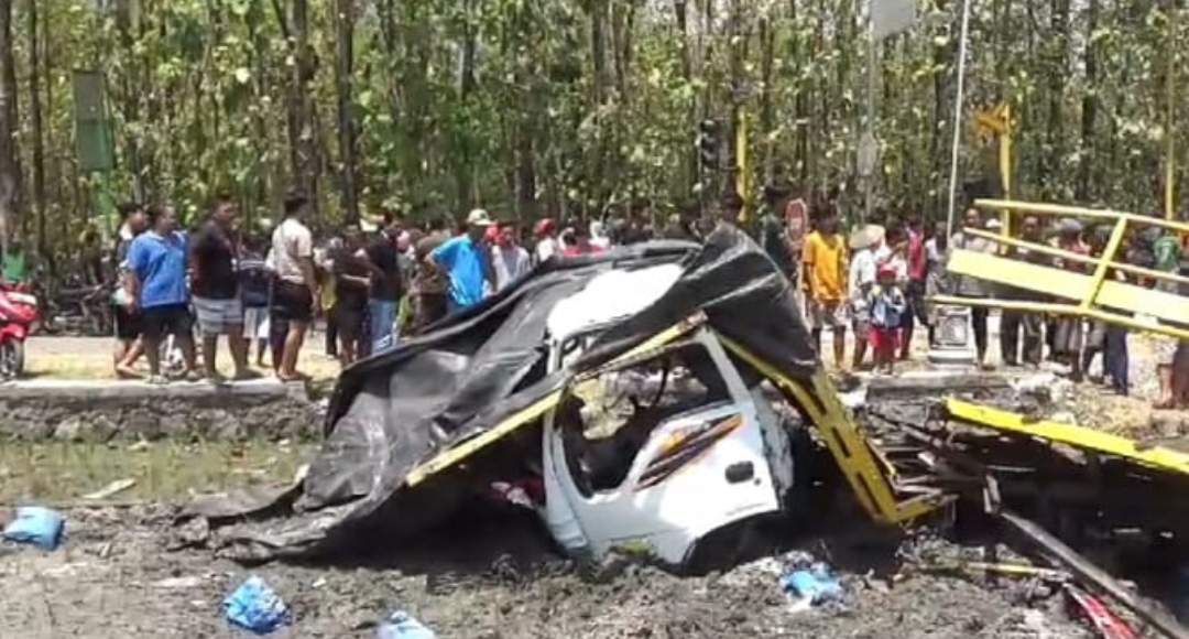 Kereta Api Sambar Truk di Lintasan Dua Spoor Terbuka, Sopir dan Kernet Kritis