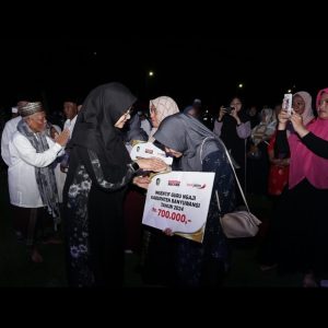 Bupati Ipuk Serahkan Insentif untuk 14 Ribu Lebih Guru Ngaji