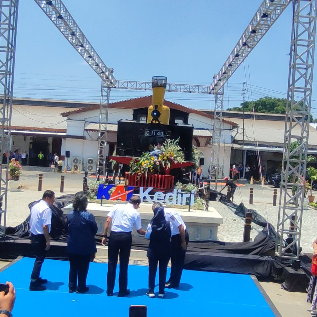 Monumen Lokomotif C 1140 Menjadi Ikon Baru Stasiun Kediri