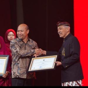 Deputi Warsito Serahkan Penghargaan kepada Maestro Seni Tradisi