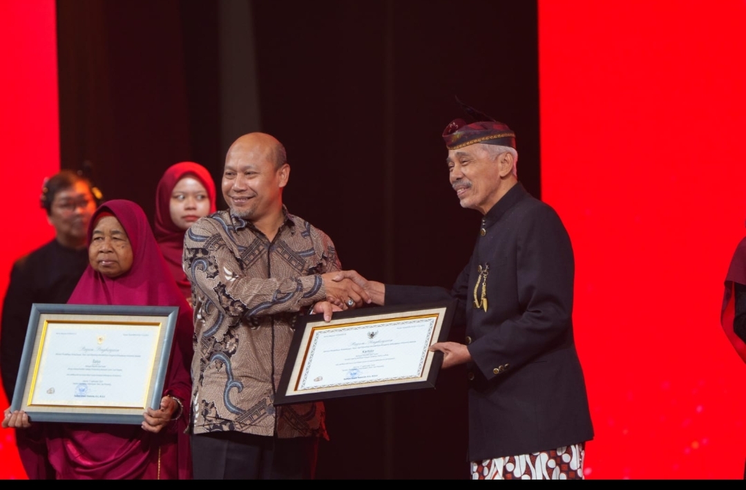 Deputi Warsito Serahkan Penghargaan kepada Maestro Seni Tradisi