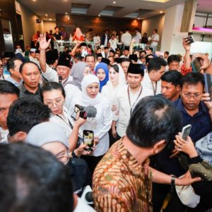 Ritual Paslon Khofifah-Emil Agar Dapat Nomor Urut 2 Ritual Paslon Khofifah-Emil Agar Dapat Nomor Urut 2