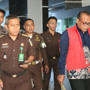 Diduga Syok Tersangka Korupsi Untad Pingsan, Penahanan Tertunda Pukul 21.00 Malam Diduga Syok Tersangka Korupsi Untad Pingsan, Penahanan Tertunda Pukul 21.00 Malam