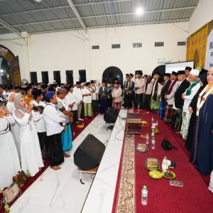 Hadiri Deklarasi Dukungan dari Akromy Jatim, Khofifah Terima Naskah Quran Kuno Berusia 700 Tahun