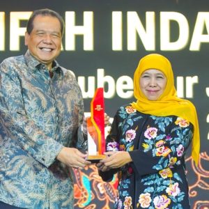 Hari Pertama Kampanye, Khofifah Diganjar Penghargaan Usai Turunkan Kemiskinan Ekstrem di Jatim Hari Pertama Kampanye, Khofifah Diganjar Penghargaan Usai Turunkan Kemiskinan Ekstrem di Jatim
