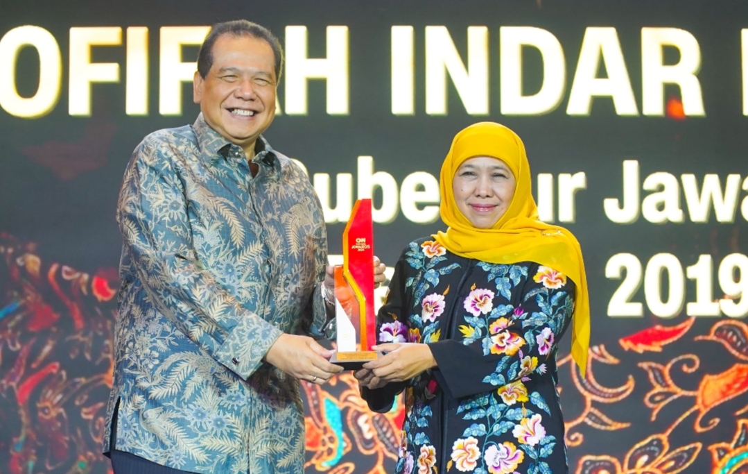 Hari Pertama Kampanye, Khofifah Diganjar Penghargaan Usai Turunkan Kemiskinan Ekstrem di Jatim
