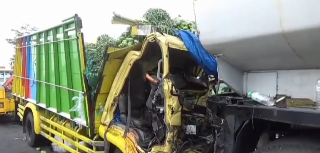 Truk Sayur Terjang Truk Tangki di Ruas Tol Magetan Telan Dua Nyawa