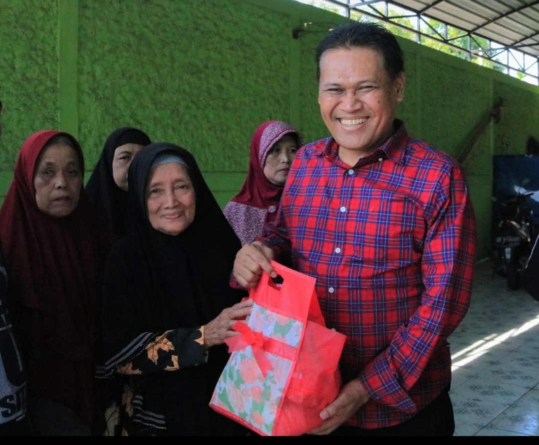 Pasangan Cabup Sujatno – Ida Berikan Bantuan Warga Terkena Musibah Angin Puting Beliung Di Manisrejo