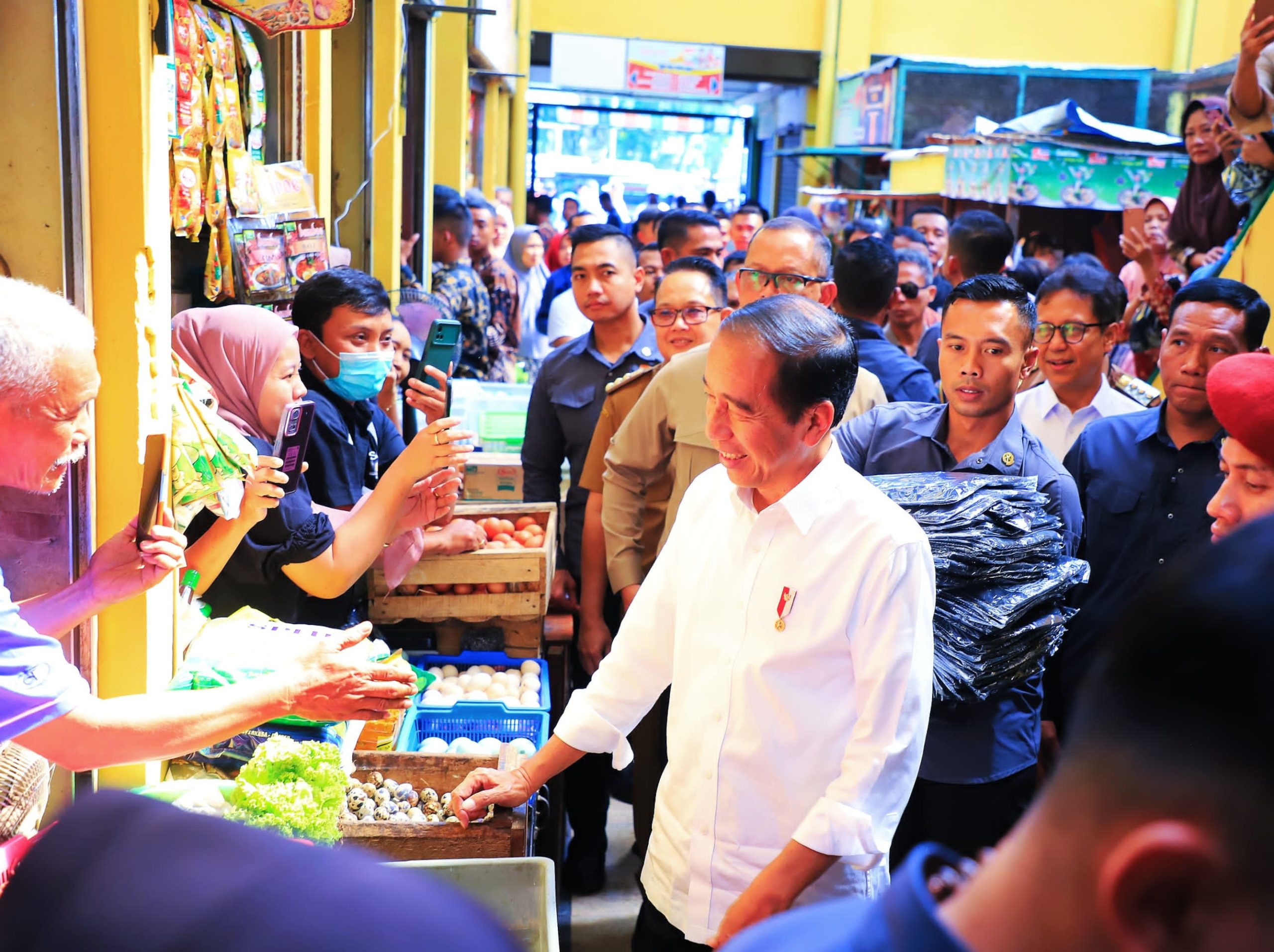 Cek Harga, Presiden Jokowi Blusukan Pasar Soponyono Surabaya
