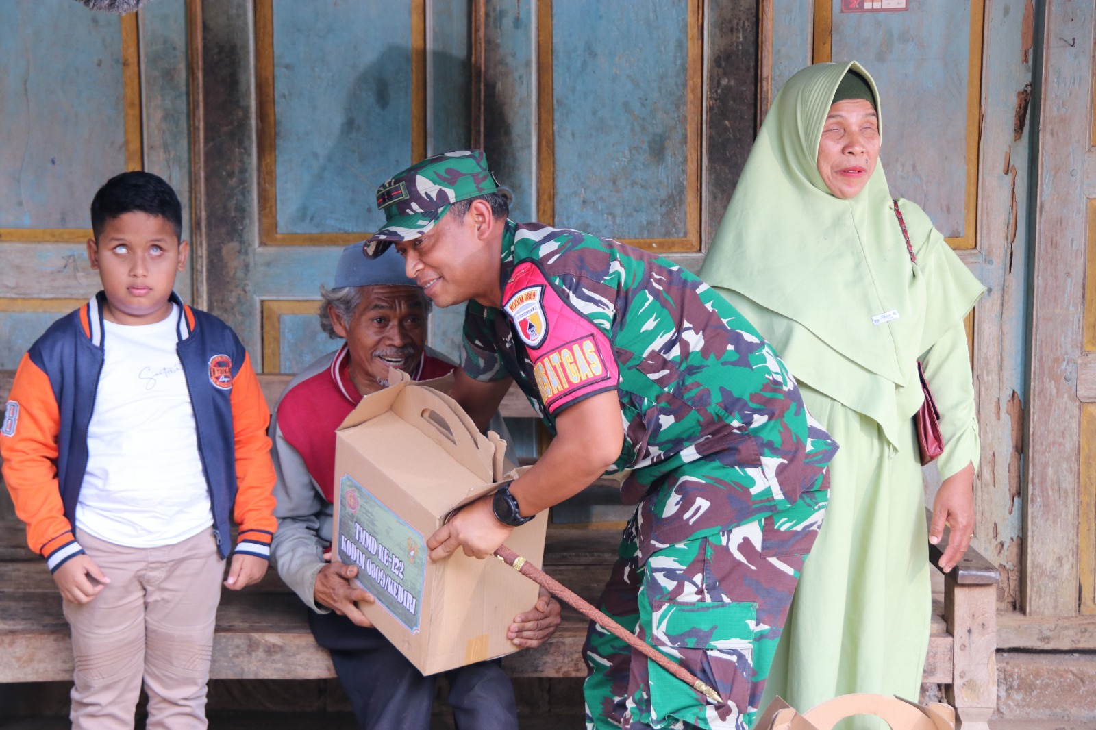 Aksi sosial TNI bersama Satgas TMMD Ke-122 Membantu Penyandang Disabilitas di Kabupaten Kediri