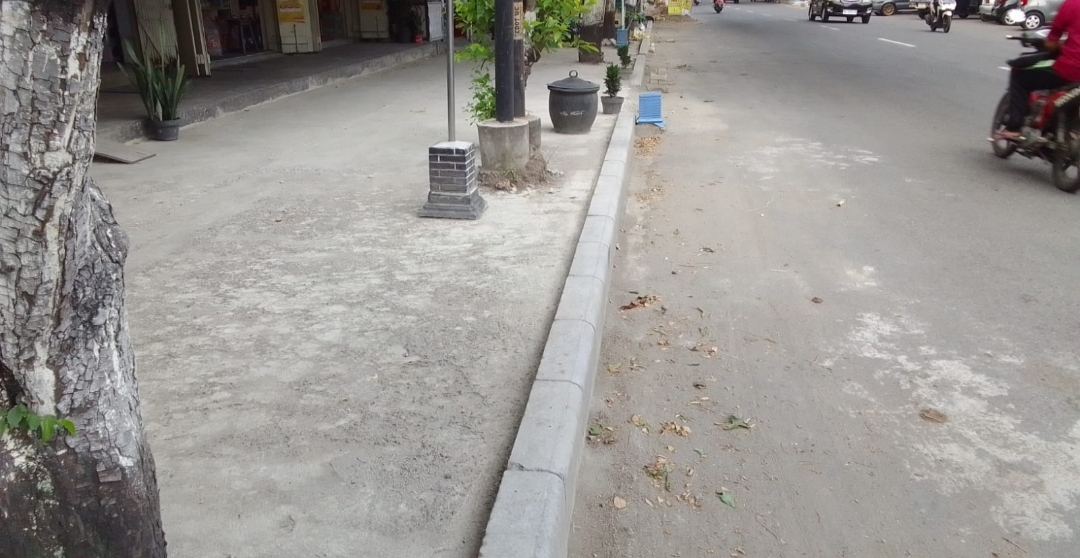 Percantik Kawasan Dinas PUPR Bidang Cipta Karya Bangun Trotoar di Depan Pasar Lama Kawedanan