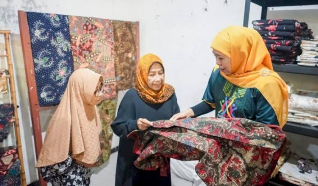 Peringatan Hari Batik Nasional 2024, Khofifah Ajak Masyarakat Bangga Berbatik