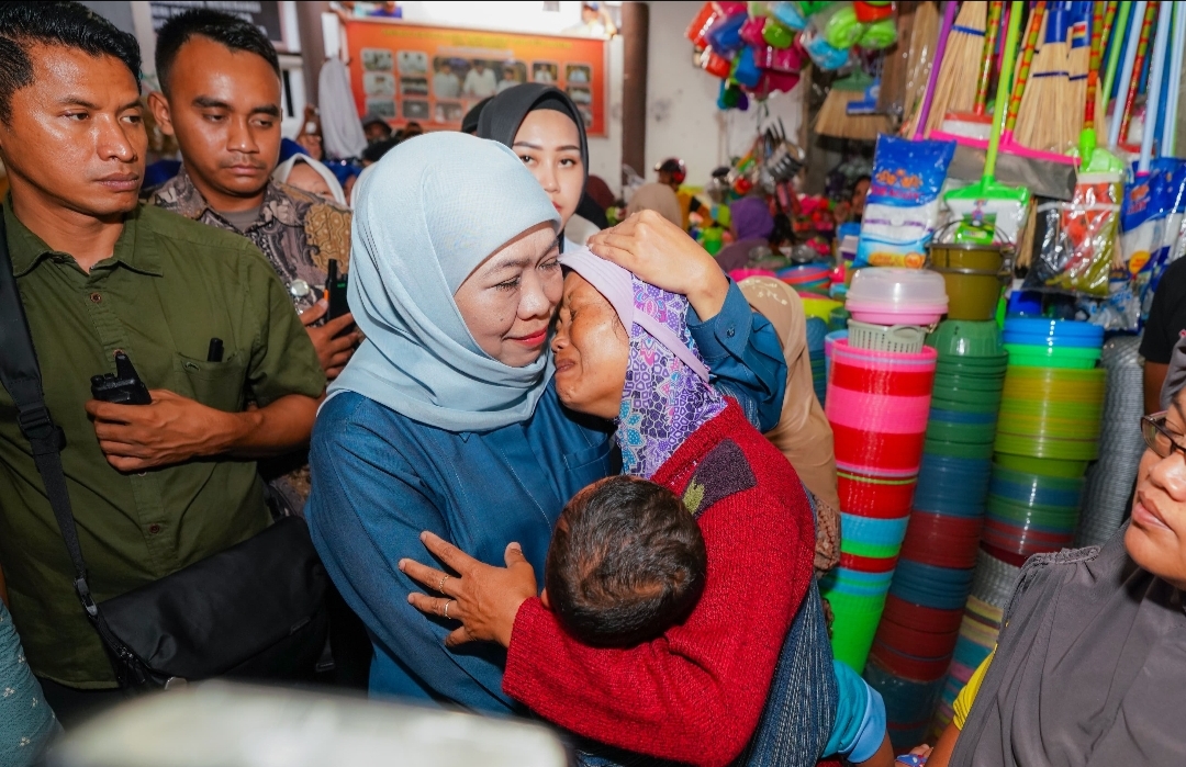 Khofifah Ditangisi Pedagang Pasar Sayur Magetan