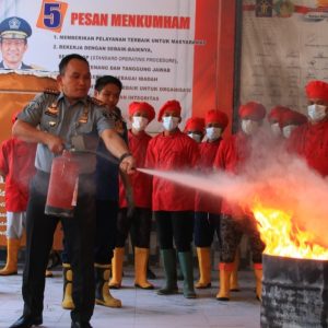 Petugas dan Warga Binaan Lapas Banyuwangi Dilatih Teknik Pemadaman Kebakaran