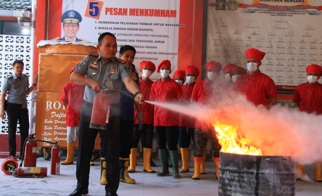 Petugas dan Warga Binaan Lapas Banyuwangi Dilatih Teknik Pemadaman Kebakaran