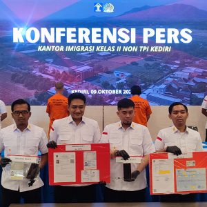 Imigrasi Kediri Tangkap WNA Filipina Ber-KTP Indonesia, WNA Belanda Juga Diamankan Imigrasi Kediri Tangkap WNA Filipina Ber-KTP Indonesia, WNA Belanda Juga Diamankan