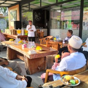 Antusias Warga Desa Parangharjo Sambut Cawabup Banyuwangi Mujiono di Kampoeng Alpukat