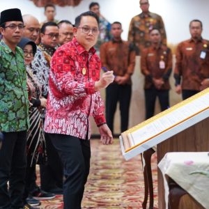 Babak Baru DPRD Jatim Teken Komitmen Antikorupsi, Pj. Gubernur Adhy Karyono Jadi Saksi