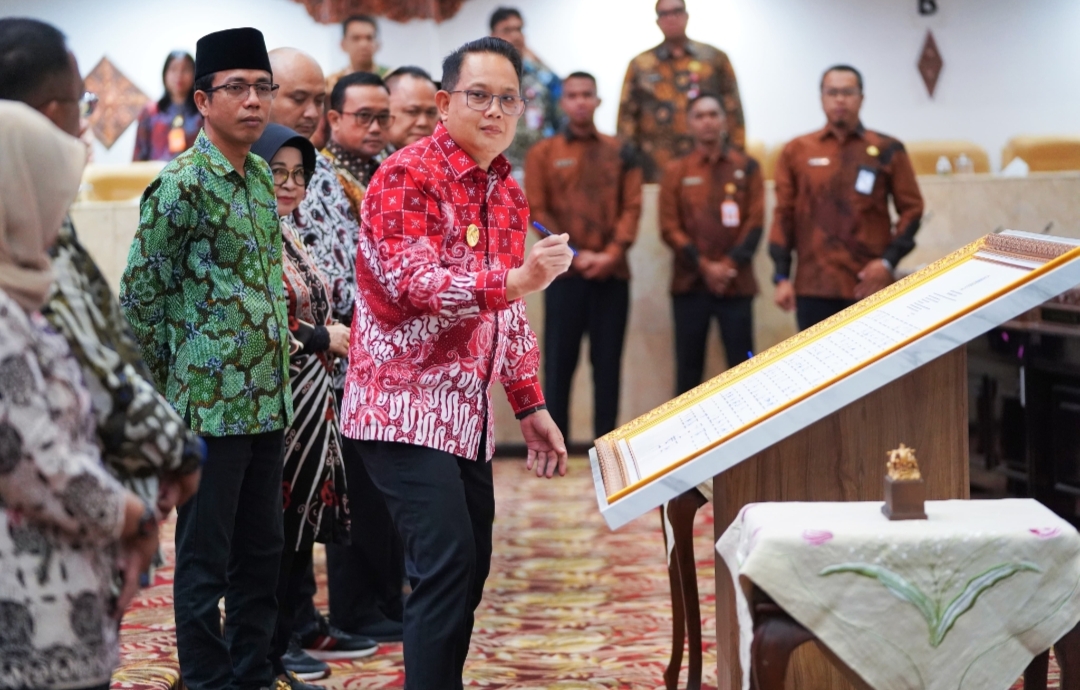 Babak Baru DPRD Jatim Teken Komitmen Antikorupsi, Pj. Gubernur Adhy Karyono Jadi Saksi