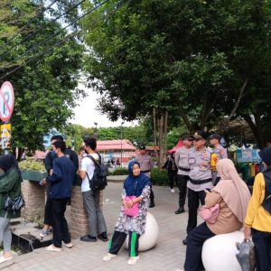 Ini Respon Warga Saat Satgas OMP Tinombala Ajak Jangan Golput Ini Respon Warga Saat Satgas OMP Tinombala Ajak Jangan Golput