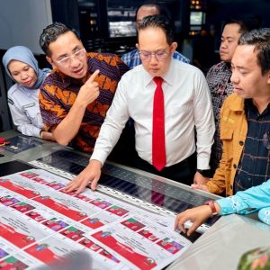 Pj. Gubernur Jatim Tinjau Kesiapan Percetakan Surat Suara Pilkada