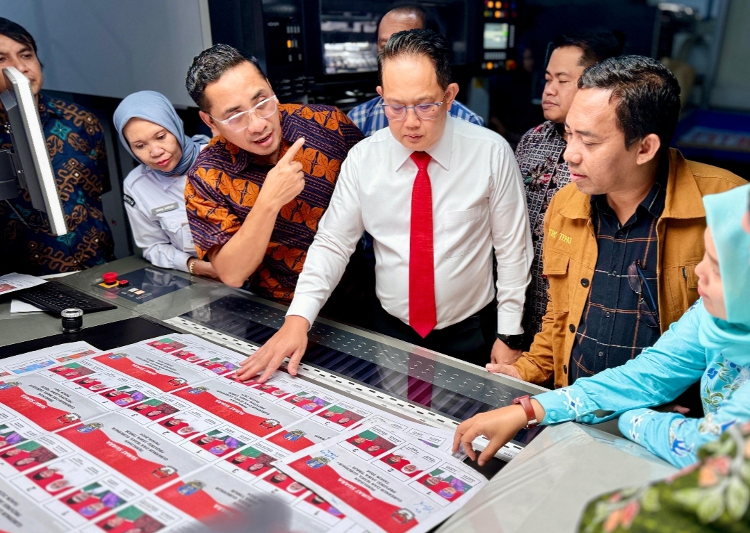 Pj. Gubernur Jatim Tinjau Kesiapan Percetakan Surat Suara Pilkada
