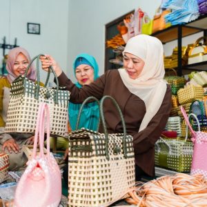 Khofifah Ingin Bawa Tas Anyam Ponorogo Masuk Pasal Global