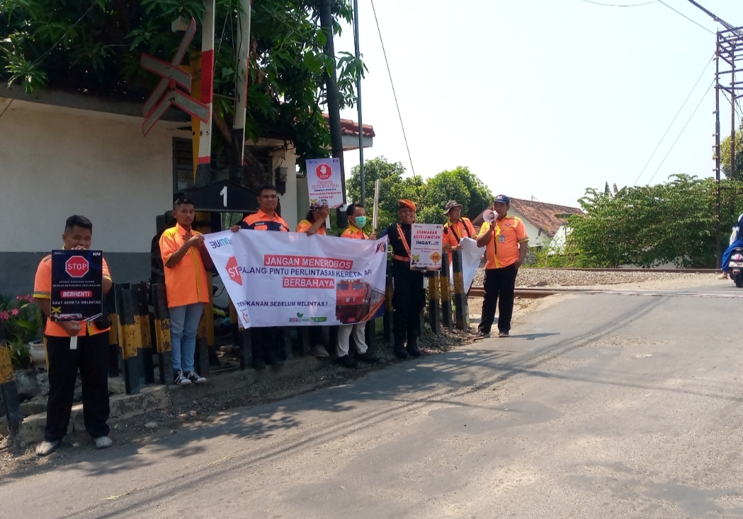 Peringati Sumpah Pemuda, KAI Daop 8 dan Komunitas Railfans Ajak Pengendara Tertib Berlalu Lintas