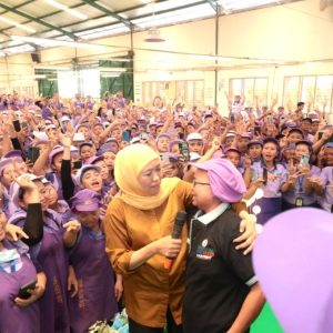 Khofifah Temui Ribuan Buruh MPS di Ngawi 