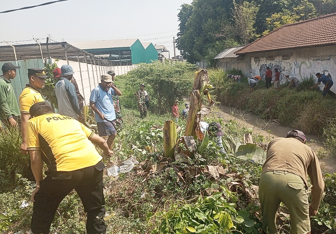 Warga Bersih bersih Sungai Ditiga Desa, Camat dan Komisi 3 DPRD Kab. Pasuruan Tak Hadir
