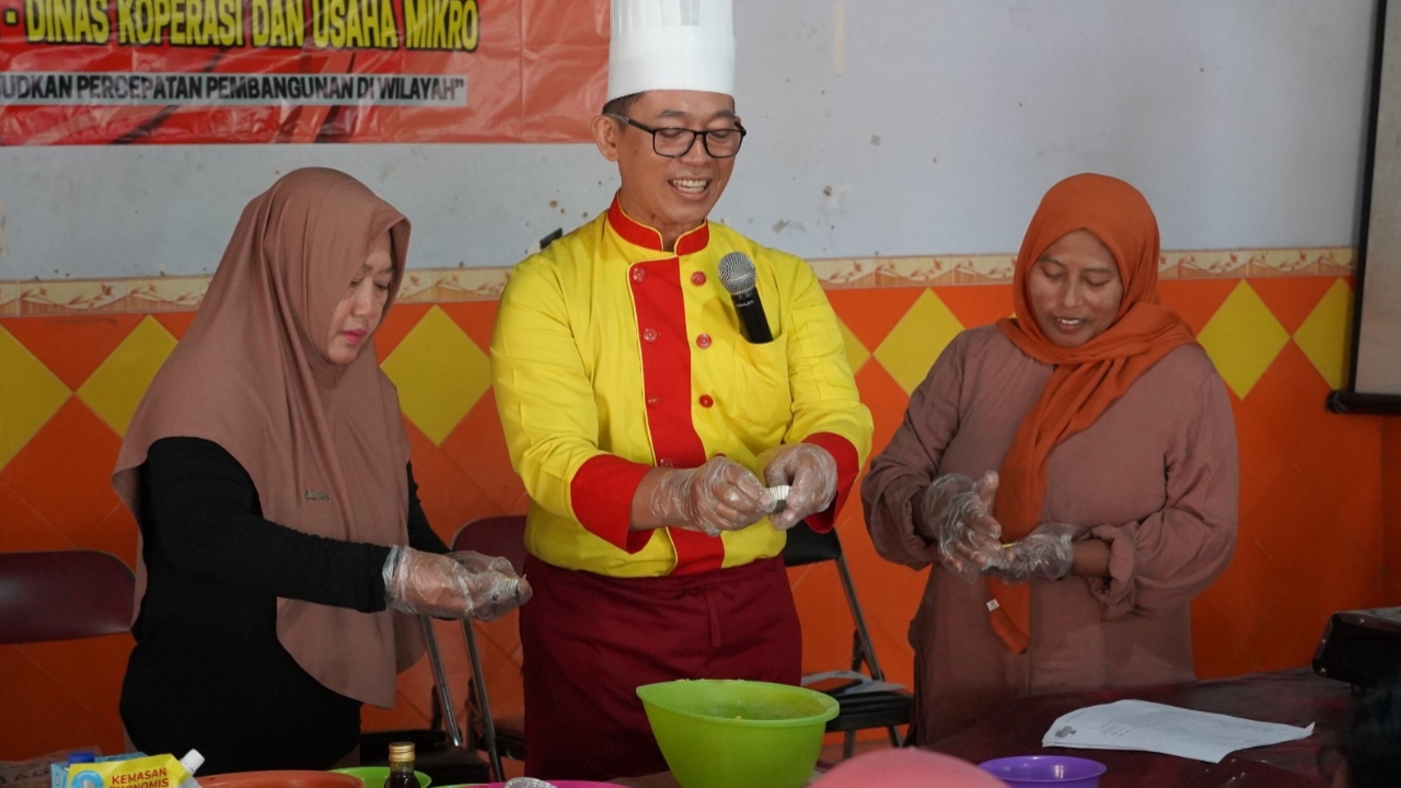 TMMD ke-122 Kodim 0809 dan Pemkab Kediri Gelar Pelatihan Olahan Kue untuk Tingkatkan Potensi Usaha Warga Desa Pagung