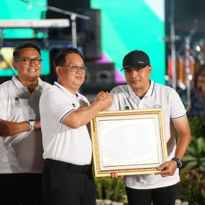 Karo Adpim Jatim Terima Penghargaan Bapak Asuh Cabor Muaythai PON XXI