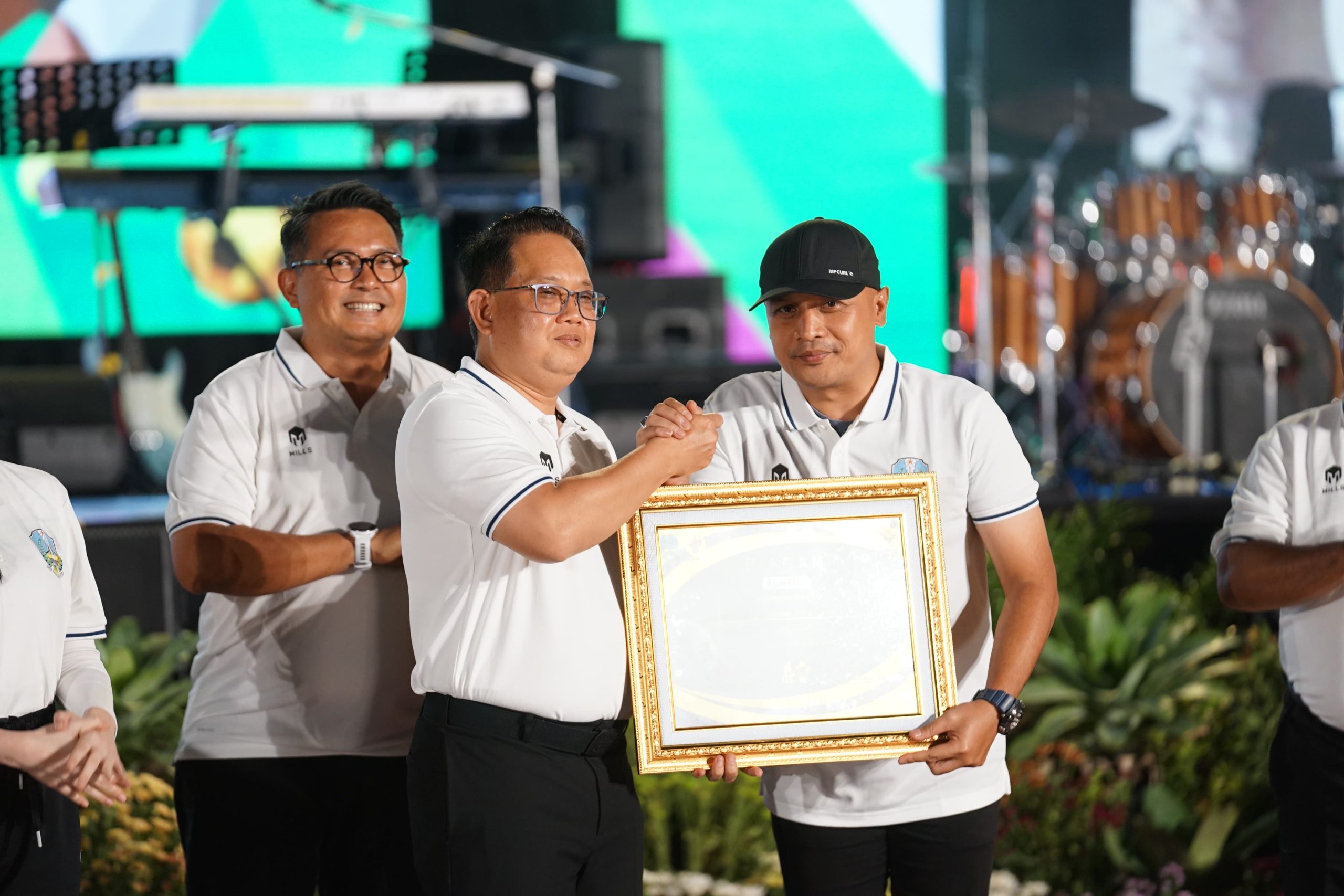 Karo Adpim Jatim Terima Penghargaan Bapak Asuh Cabor Muaythai PON XXI