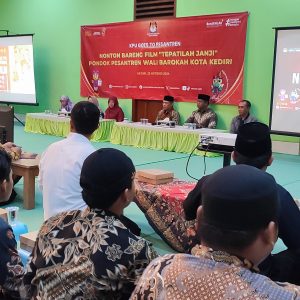 Melalui Nobar Film, KPU Bangun Kesadaran Politik Santri di Ponpes Wali Barokah Kediri