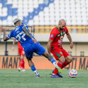 Dikalahkan Persib, Pelatih Persebaya Uring-uringan