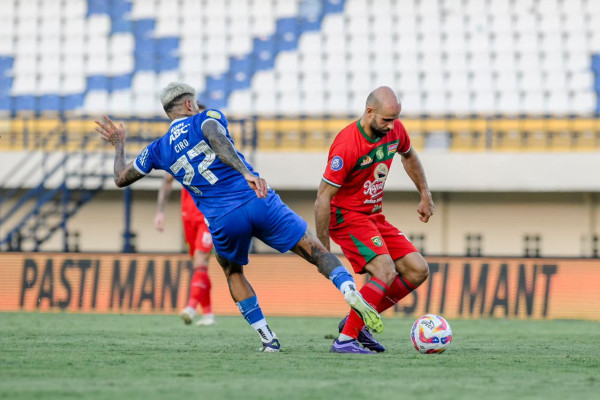 Dikalahkan Persib, Pelatih Persebaya Uring-uringan