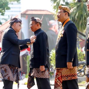 Pj. Gubernur Jatim Serahkan Lencana Jer Basuki Mawa Beya Pj. Gubernur Jatim Serahkan Lencana Jer Basuki Mawa Beya