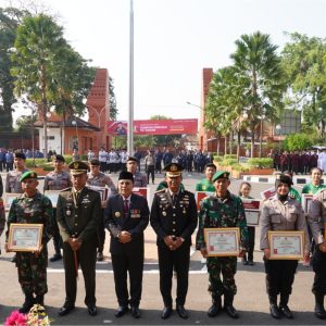 Pemkab. Mojokerto Beri Penghargaan Pemuda & Instansi Berprestasi Pemkab. Mojokerto Beri Penghargaan Pemuda & Instansi Berprestasi