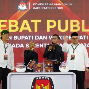 Survei Indikator, Paslon Dhito-Dewi Unggul dalam Debat Pilbup Kediri Survei Indikator, Paslon Dhito-Dewi Unggul dalam Debat Pilbup Kediri