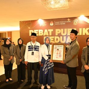 Debat Publik Kota Kediri, Mbak Vinanda – Gus Qowim Tampil Memukau Debat Publik Kota Kediri, Mbak Vinanda – Gus Qowim Tampil Memukau