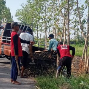 Jelang Musim Hujan, Warga Desa Pojok Secara Mandiri Gotong Royong Bersih-bersih Saluran Jelang Musim Hujan, Warga Desa Pojok Secara Mandiri Gotong Royong Bersih-bersih Saluran