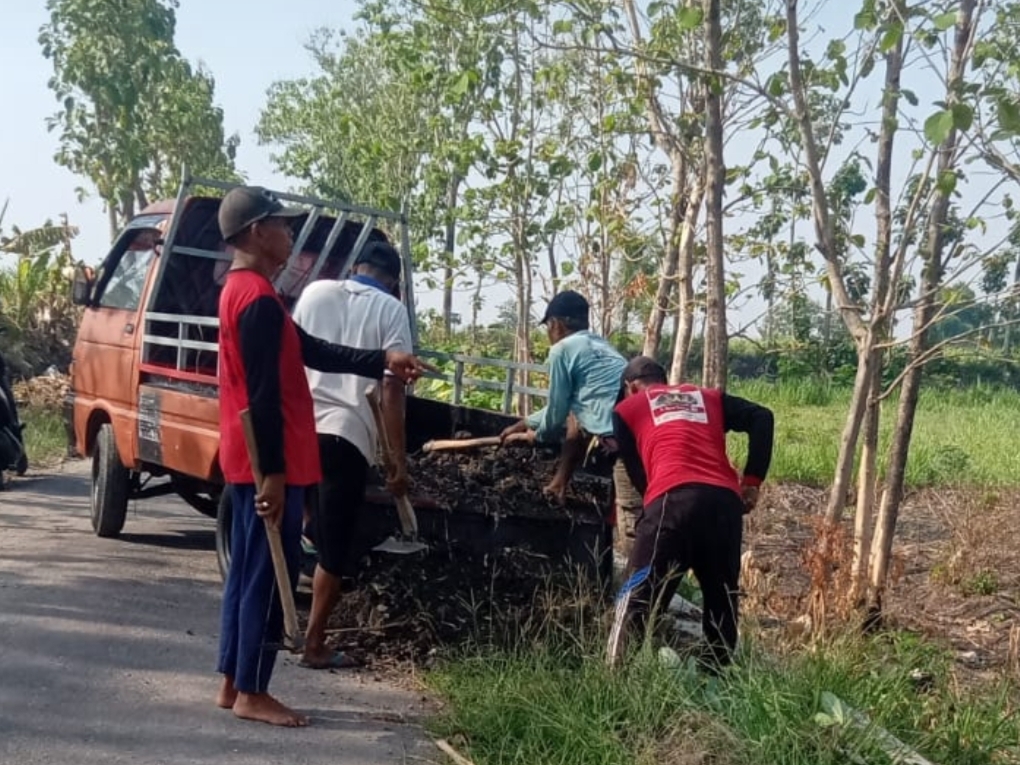 Jelang Musim Hujan, Warga Desa Pojok Secara Mandiri Gotong Royong Bersih-bersih Saluran