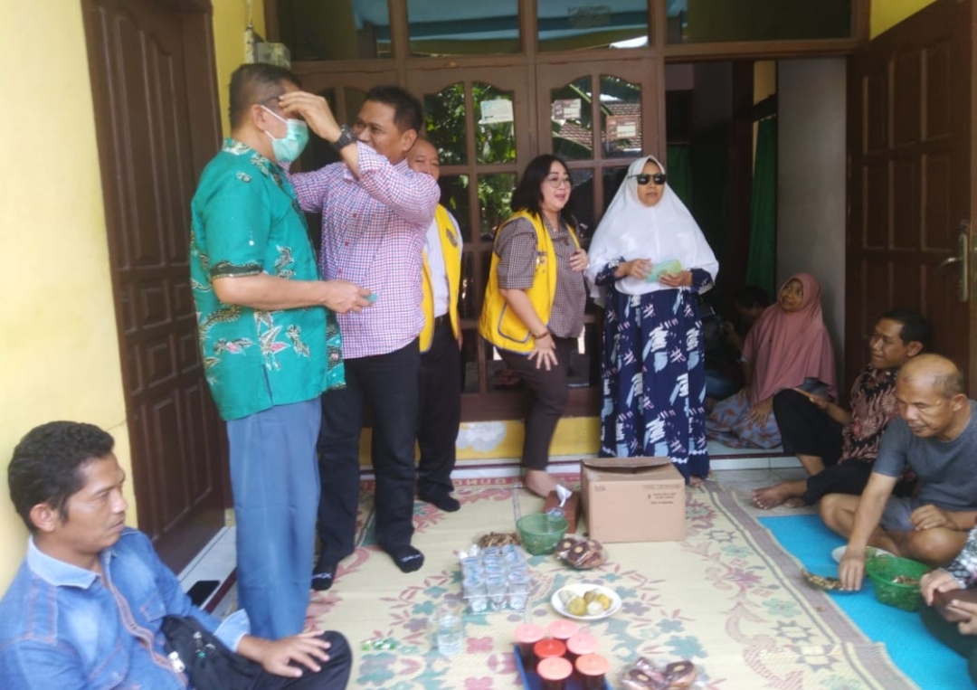 Lions Club Hos Madiun, Sujatno Bagikan Kacamata pada Partuni