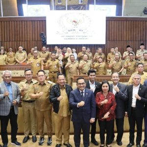 Rapat Bersama DPR RI dan Mendagri, Pj. Gubernur Adhy Pastikan Jatim Siap Gelar Pilkada Serentak 2024 Rapat Bersama DPR RI dan Mendagri, Pj. Gubernur Adhy Pastikan Jatim Siap Gelar Pilkada Serentak 2024