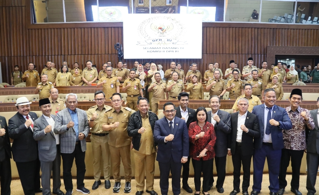 Rapat Bersama DPR RI dan Mendagri, Pj. Gubernur Adhy Pastikan Jatim Siap Gelar Pilkada Serentak 2024