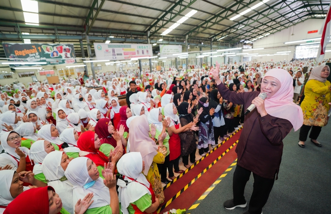 Sapa Ribuan Pekerja MPS Prigen, Khofifah Ajak Shalawatan dan Motivasi Jadi Perempuan Sukses