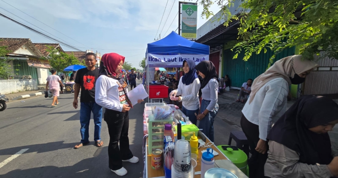 Sosialisasi Risma – Gus Hans Dan Sujatno Ida , Hj. Rita Haryati Bagikan Ratusan Kalender Dan Stiker