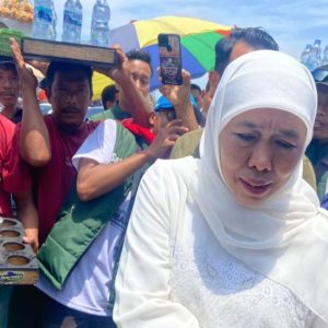 Kampanye Cabup Gus Barra dan Cagub Khofifah Borong Dagangan Asongan di Mojokerto Kampanye Cabup Gus Barra dan Cagub Khofifah Borong Dagangan Asongan di Mojokerto