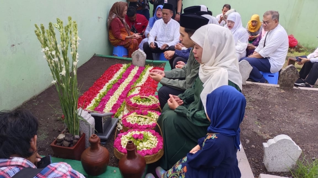 Sebelum Coblosan, Khofifah Ziarah Makam Suami dan Orang Tua